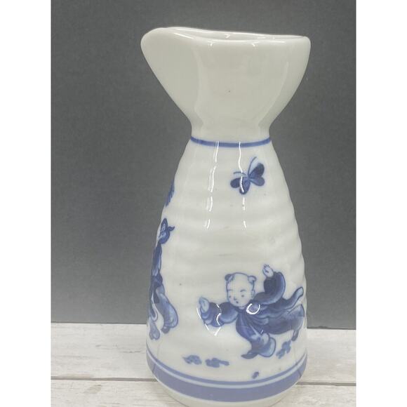 Small Antique Japanese Blue and White Porcelain Sakura Tree Sake Bottle - Picture 10 of 10